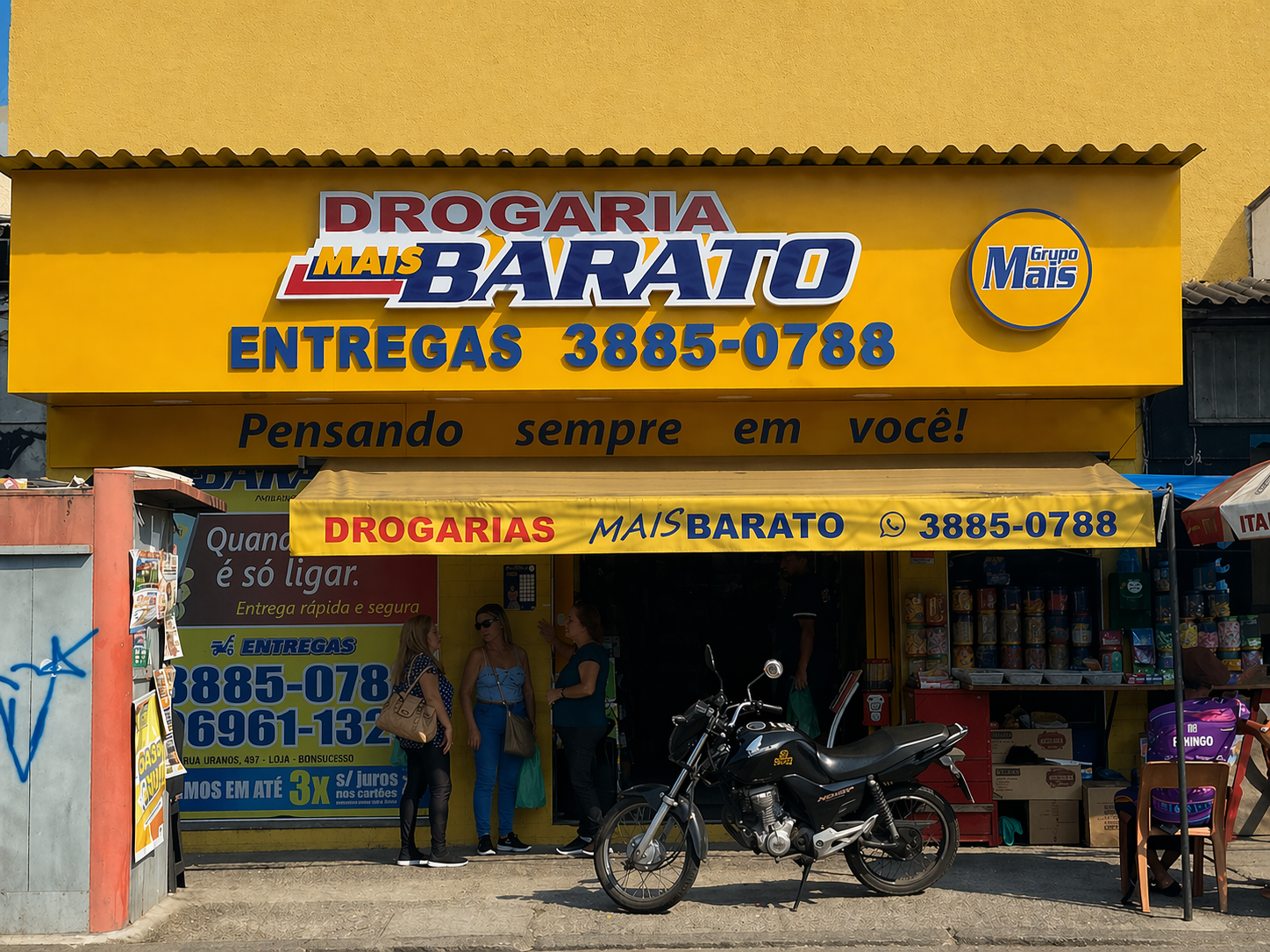 Farmacêutica atendendo cliente com atenção e cuidado