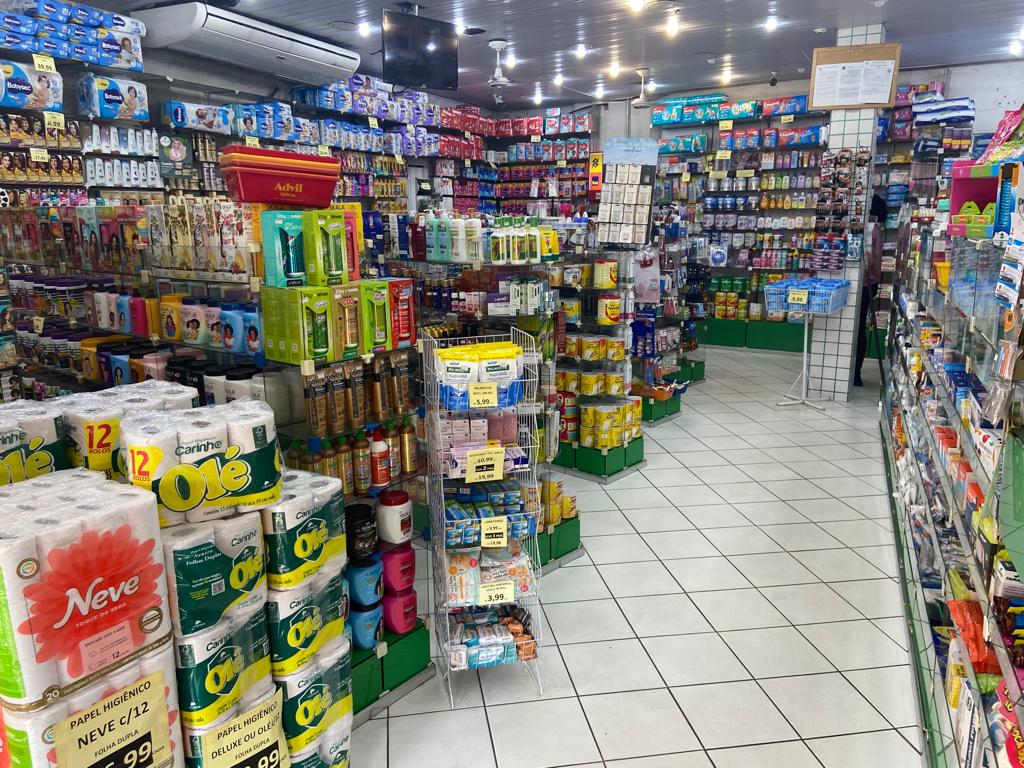 Corredor com ampla variedade de produtos de saúde e bem-estar