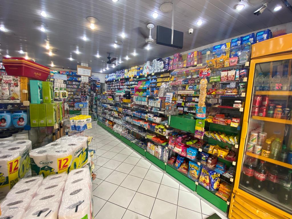 Interior espaçoso e organizado da Drogarias Mais Barato